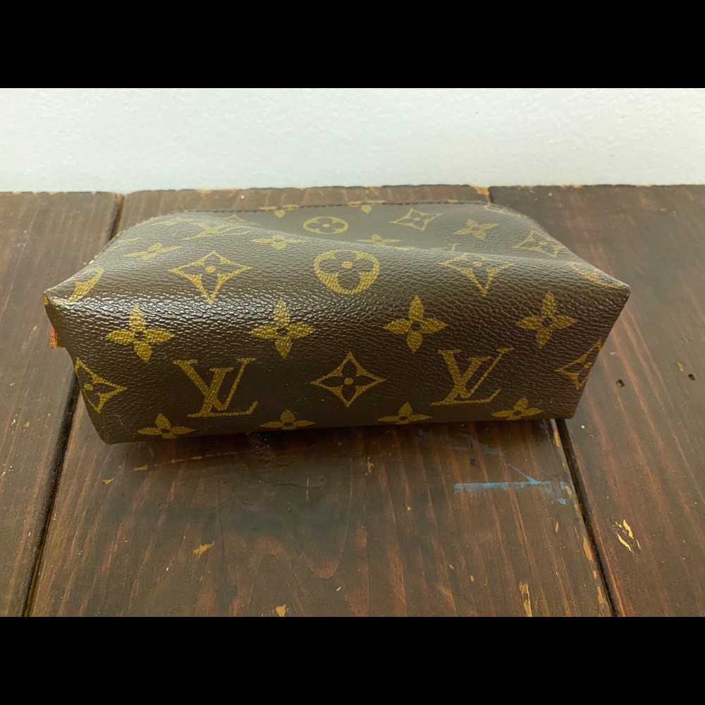 Louis Vuitton cosmetic pouch - Picture 5 of 13
